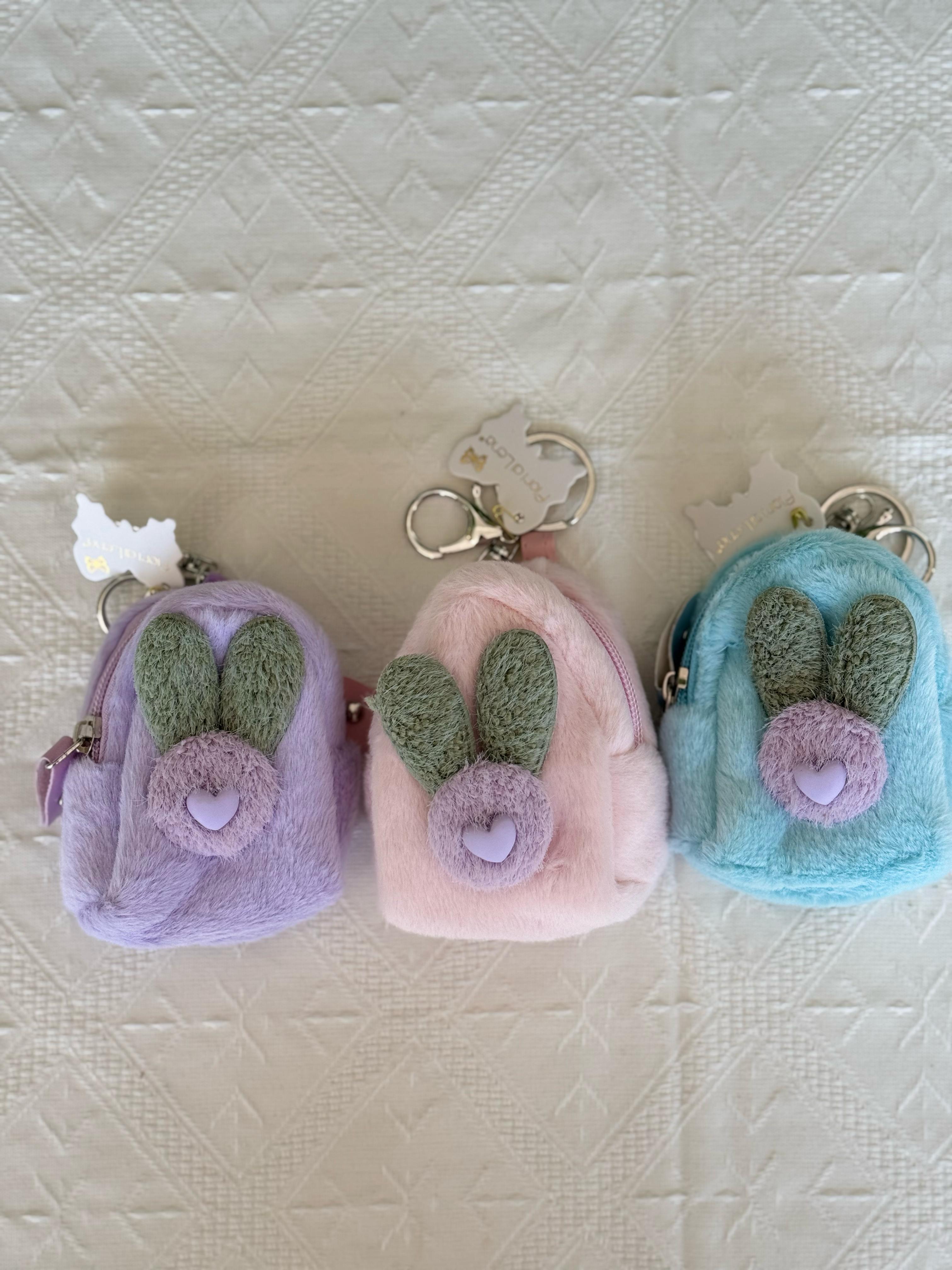 Portachiavi zainetto in peluche c/zip - 3 colori - H.10 cm - Fiori di Lena